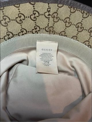 Gorro bucket Gucci GG beige y marrón