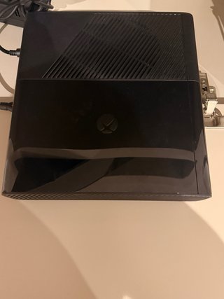 Xbox 360 E + Kinect + 2 Mandos