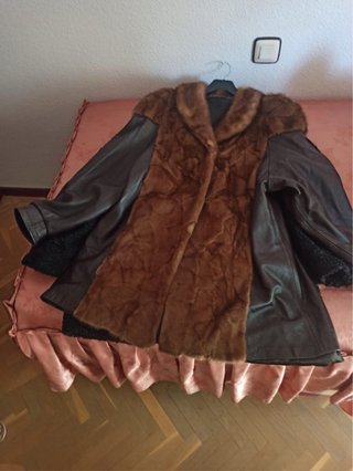 Abrigo de piel marrón y negro