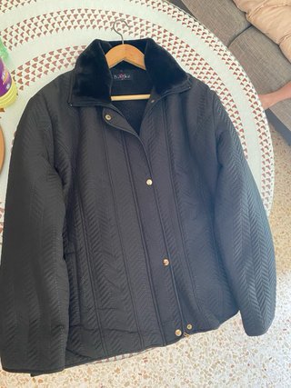 Chaquetón Barbie cuello pelo negro