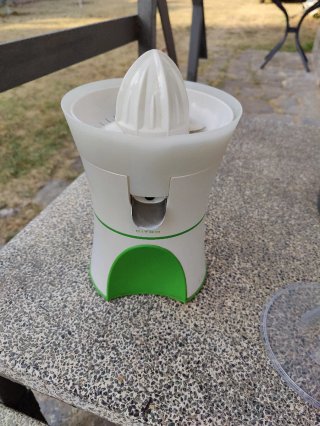 Exprimidor de cítricos eléctrico blanco y verde