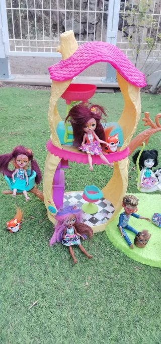 Casa Enchantimals con muñecas y accesorios