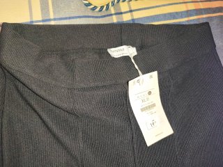 Pantalones negros acampanados con etiqueta