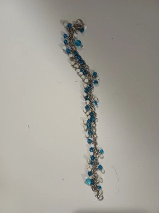 Braccialetto con perline blu e bianche