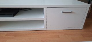 Mueble bajo TV pintado de blanco
