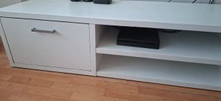 Mueble bajo TV pintado de blanco