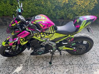 Kawasaki Naked Rosa y Amarilla