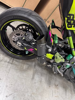 Kawasaki Naked Rosa y Amarilla