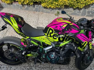 Kawasaki Naked Rosa y Amarilla
