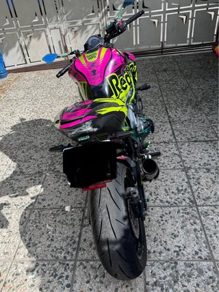 Kawasaki Naked Rosa y Amarilla