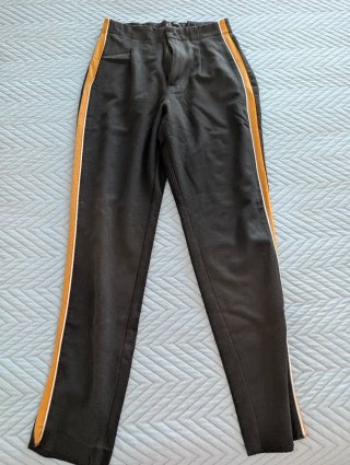 Pantalón pitillo negro con raya lateral