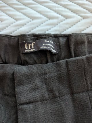 Pantalón pitillo negro con raya lateral