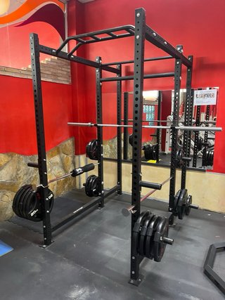 Rack de sentadillas con barra y discos