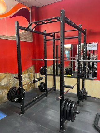 Rack de sentadillas con barra y discos