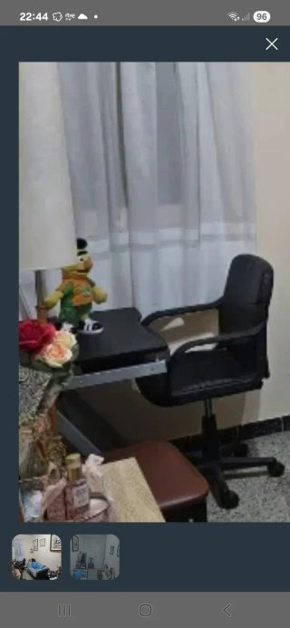 Escritorio con silla giratoria negra