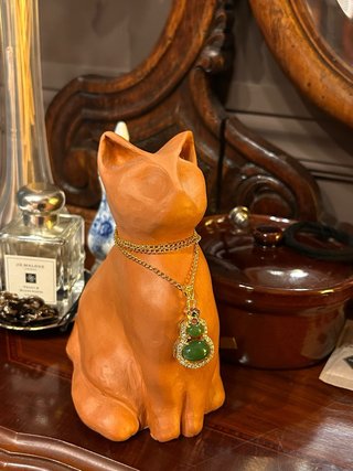 Conjunto collar y anillo dorado con piedra verde