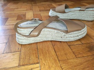 Sandalias doradas Corina