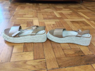 Sandalias doradas Corina