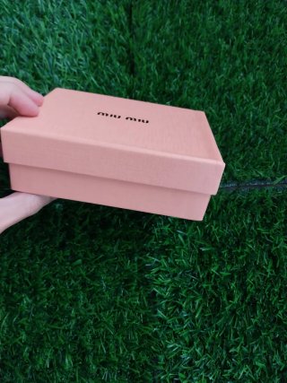 Monedero Miu Miu negro con detalles dorados