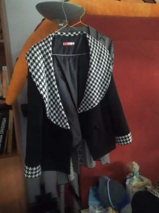 Chaqueta negra con cuello pata de gallo