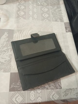 Cartera negra con diseño de conejo
