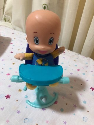 Muñeco Cukin y trona de juguete
