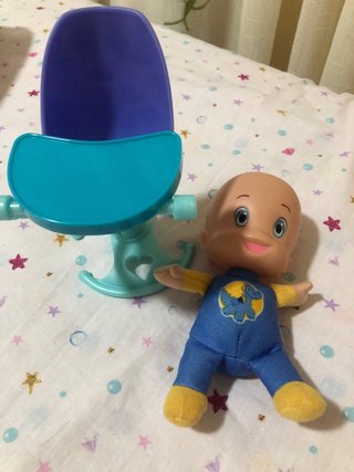 Muñeco Cukin y trona de juguete