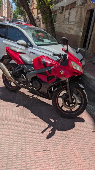 Kymco Quannon 125cc Deportiva Roja y Negra