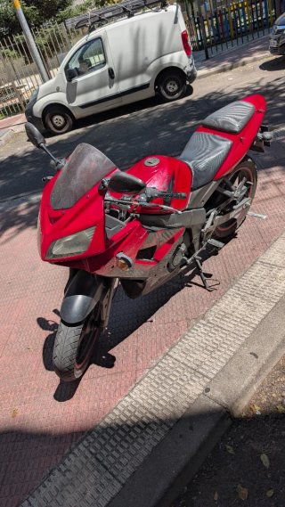 Kymco Quannon 125cc Deportiva Roja y Negra
