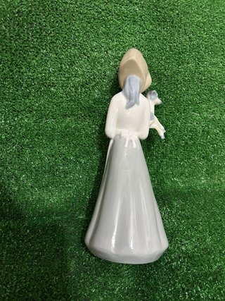 Figura antigua de porcelana