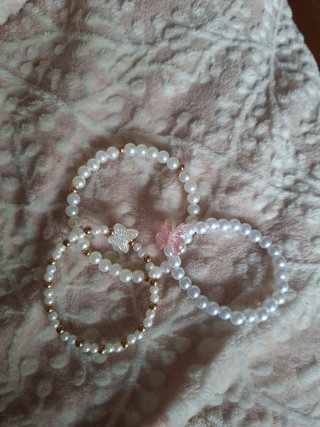 Pulseras perlas y detalles dorados