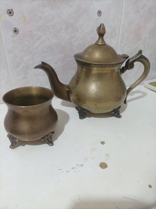 Tetera antigua de metal