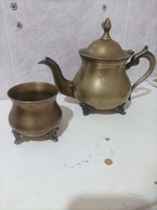Tetera antigua de metal