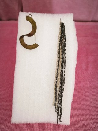 Par de Brincos dourado e prateado