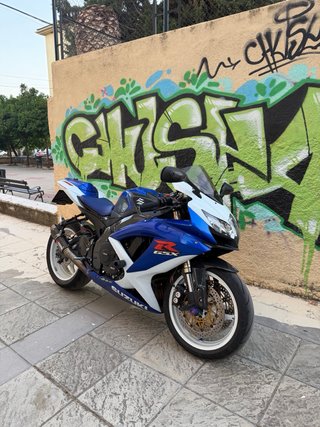 Suzuki GSXR 600 K8 Azul y Blanca