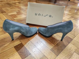 Zapatos UNISA grises ante tacón