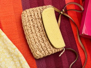 Bolso de mimbre con solapa amarilla