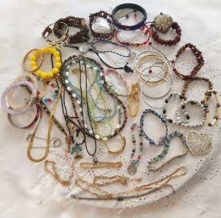 Lote de pulseras y collares bisutería