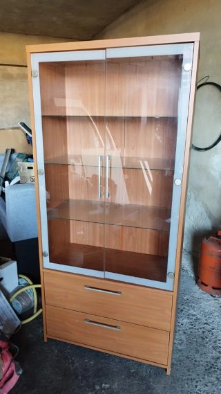 Vitrina con cajonera de madera y cristal