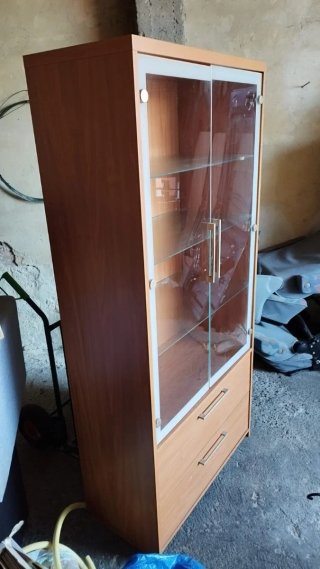 Vitrina con cajonera de madera y cristal