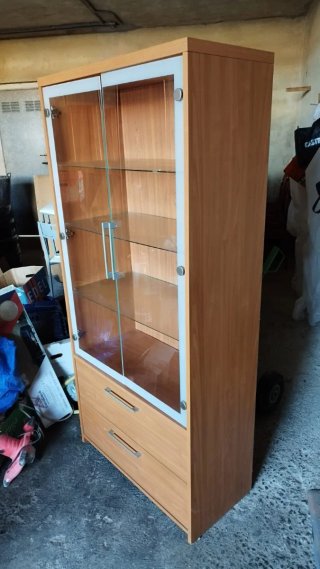 Vitrina con cajonera de madera y cristal