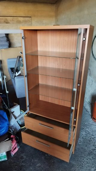 Vitrina con cajonera de madera y cristal