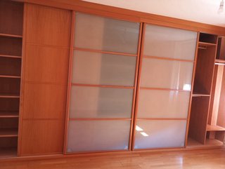 Armarios empotrados de madera y cristal
