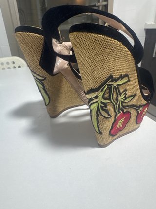 Tacones de cuña con flores bordadas