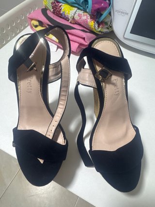 Tacones de cuña con flores bordadas