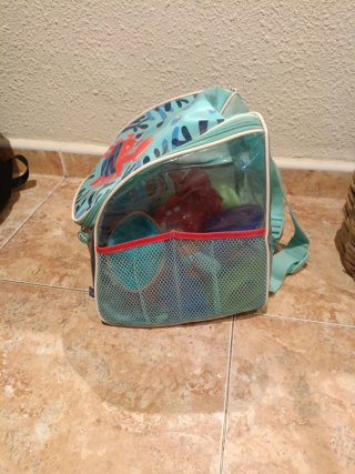 Mochila con juguetes de piscina
