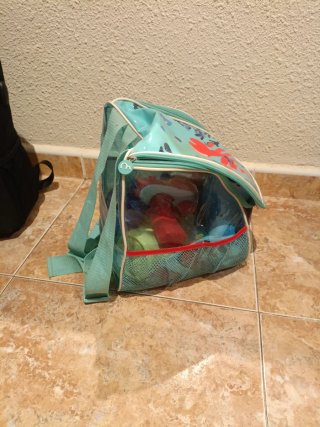 Mochila con juguetes de piscina