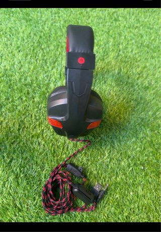 Cascos Gaming con LED Rojos