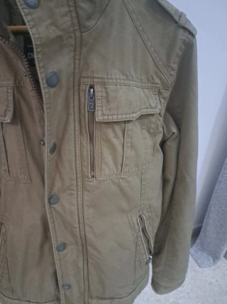 Chaqueta camel estilo militar