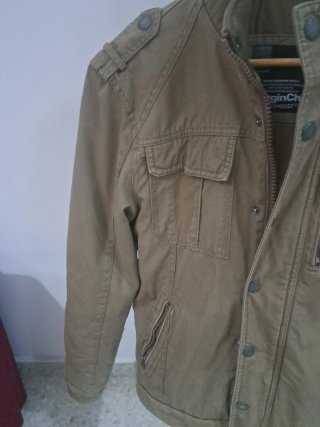 Chaqueta camel estilo militar